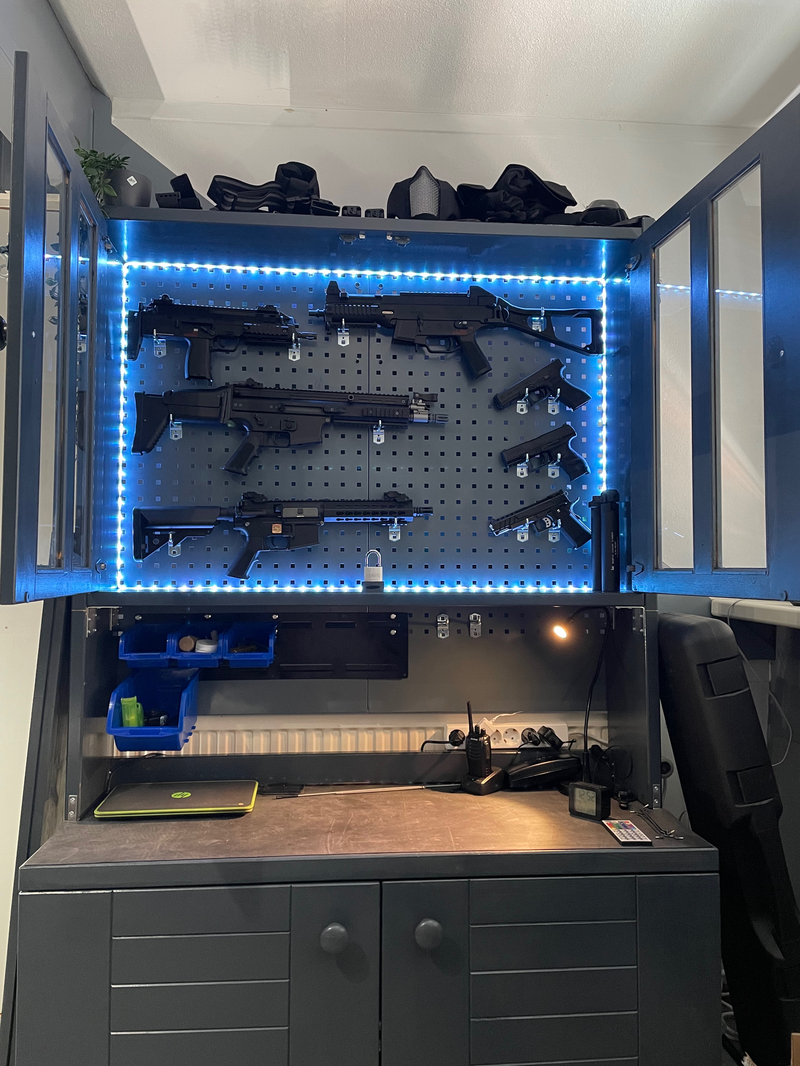 Bild 1 für Airsoft kast met wapenwand + werkbankplek