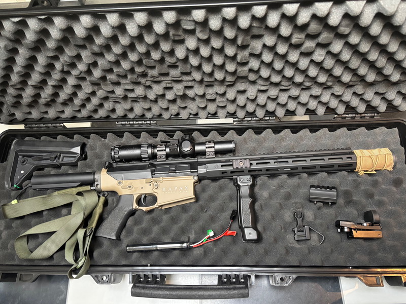 Afbeelding 1 van Gloednieuwe DMR: Securor Rapax M1 + 4x Scope, Red Dot Sidemount, handgrip en magazijnen