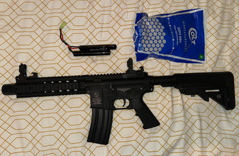 Afbeelding van Colt M4 Special Forces mini Black | AEG | Cybergun FULL METAL + zak BBs en Batterij