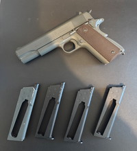 Bild für Colt M1911 werkend met 4 magazijnen