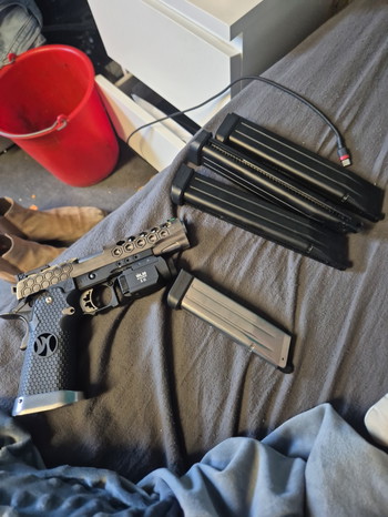 Afbeelding 2 van Hi-Capa Custom + 4 Mags + Light