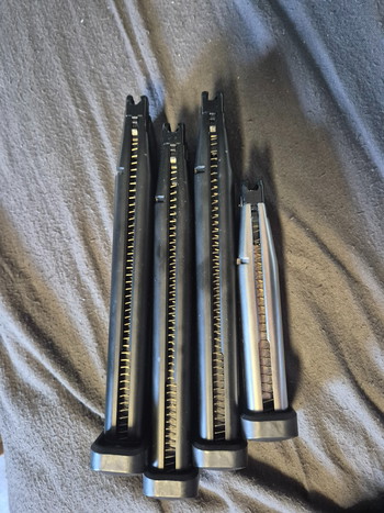 Afbeelding 3 van Hi-Capa Custom + 4 Mags + Light