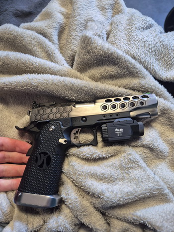 Afbeelding 5 van Hi-Capa Custom + 4 Mags + Light