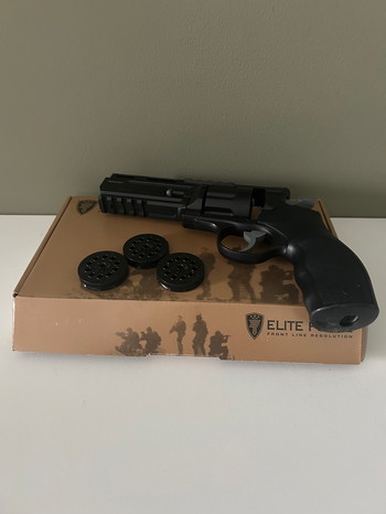 Afbeelding 2 van Elite force co2 revolver te koop met 3 magazijnen