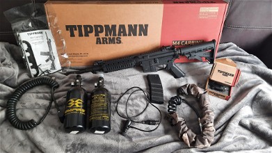 Afbeelding van Tippmann M4 Carbine HPA met toebehoren