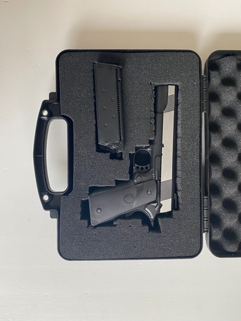 Afbeelding 2 van Colt 1911 combat dual tone met 2 extra mags en case