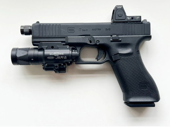 Bild 2 für Suppressor ready, Umarex Glock 17 Gen5 MOS CO2, with Surefire X400 (red laser) / RMR Trijicon red dot and Glock Guncase.