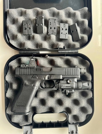 Bild 5 für Suppressor ready, Umarex Glock 17 Gen5 MOS CO2, with Surefire X400 (red laser) / RMR Trijicon red dot and Glock Guncase.