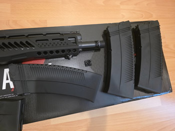 Afbeelding 2 van Tokyo Marui Saiga 12k met 5 magazijnen en short barrel