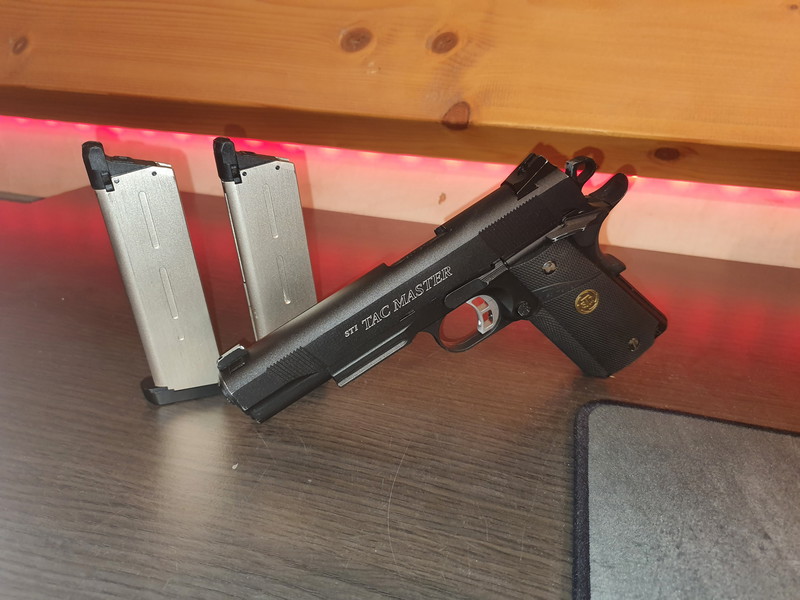 Image 1 for Colt 1911 replica met 2 magazijnen en pistoolholster.