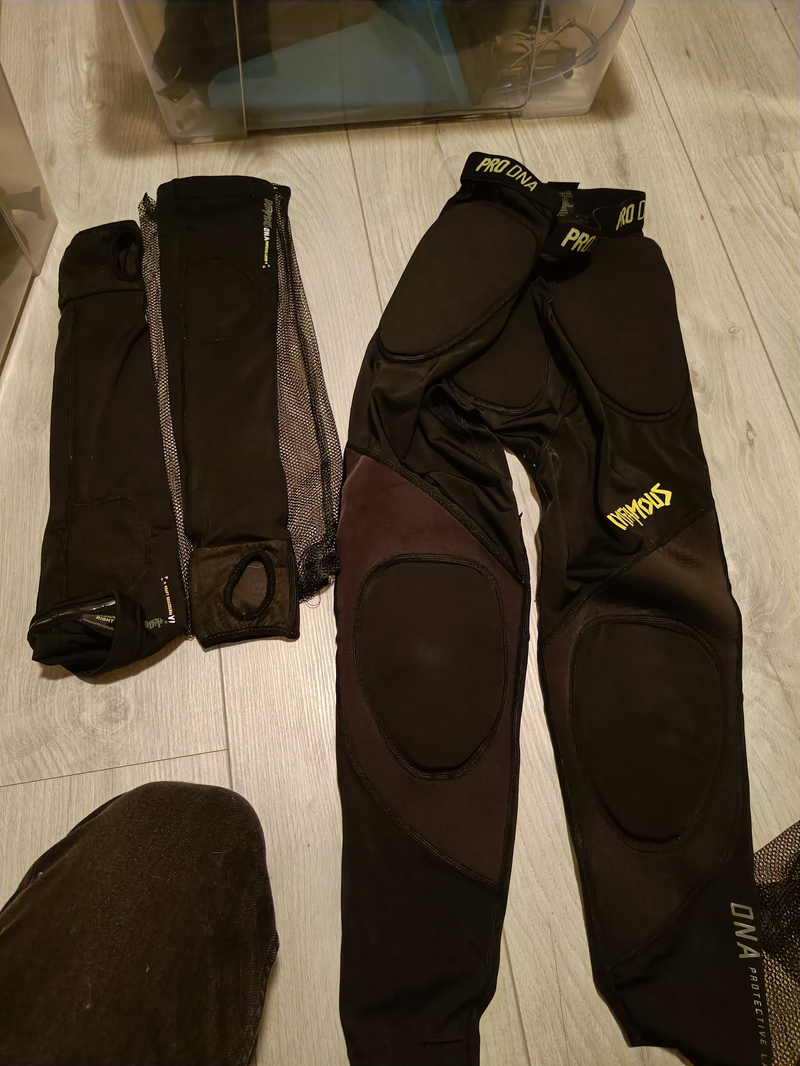 Afbeelding 1 van infamous slide pants en elbow pads