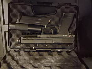 Meerdere replica's en opbergkoffer magazijnen képe