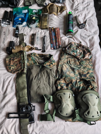 Afbeelding 3 van Complete uitrusting, 3 replica's SSG10 sniper, M4 AR, SSX23 pistol