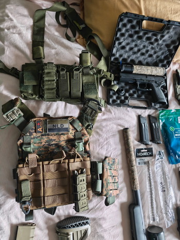 Afbeelding 5 van Complete uitrusting, 3 replica's SSG10 sniper, M4 AR, SSX23 pistol