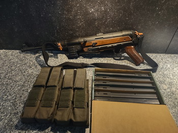 Image 3 for Mp40 met sling en 10(!) magazijnen.