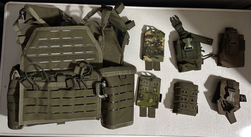 Imagen 1 de Plate carrier & diverse pouches: M4 Novritsch en InvaderGear (radio en granaat)