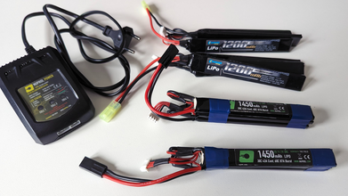 Imagen para AEG 11.1V LiPo Batteries - 2x 1450mAh 30c, 2x 1200mAh 20c & charger