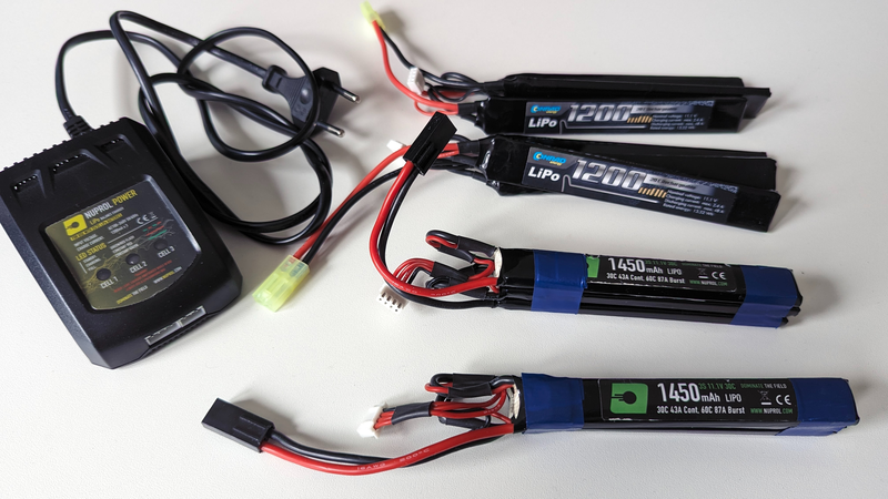 Afbeelding 1 van AEG 11.1V LiPo Batteries - 2x 1450mAh 30c, 2x 1200mAh 20c & charger