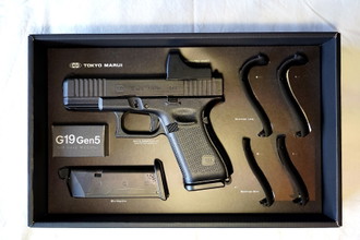 Imagen para Tokyo Marui G19 Gen5 MOS, TM Micro Pro Sight, extra mag      nieuw in doos