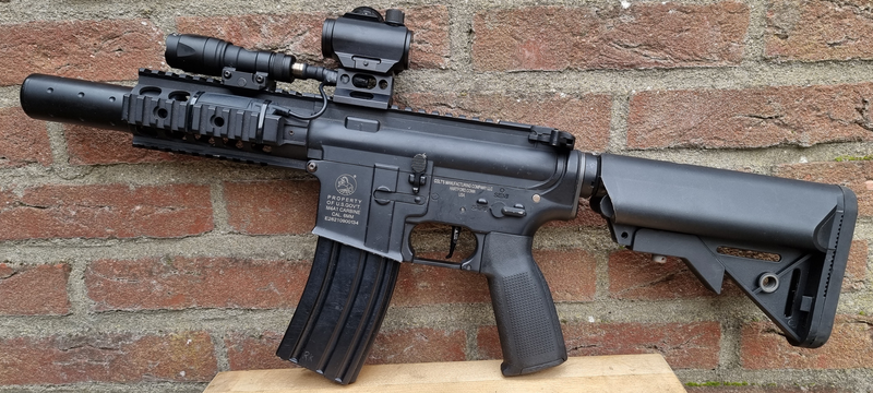 Afbeelding 1 van Colt Licenced M4 A1 Carbine Rifle met upgrades, 2 batterijen en 4 mid-cap magazijnen