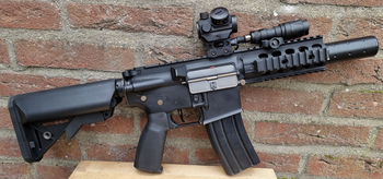 Afbeelding 2 van Colt Licenced M4 A1 Carbine Rifle met upgrades, 2 batterijen en 4 mid-cap magazijnen