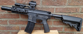 Afbeelding 4 van Colt Licenced M4 A1 Carbine Rifle met upgrades, 2 batterijen en 4 mid-cap magazijnen