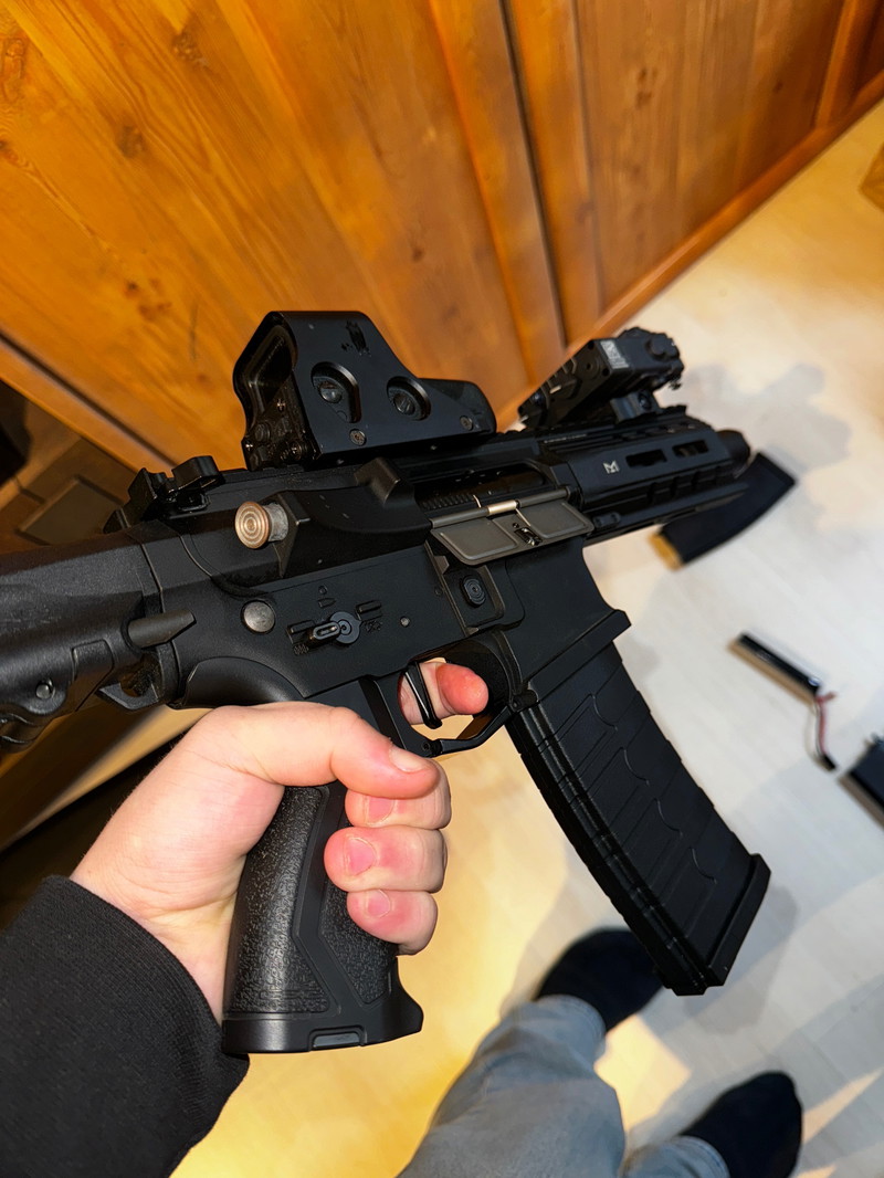 Image 1 for M4 + red dot + 3 midcaps + batterij + tracer unit