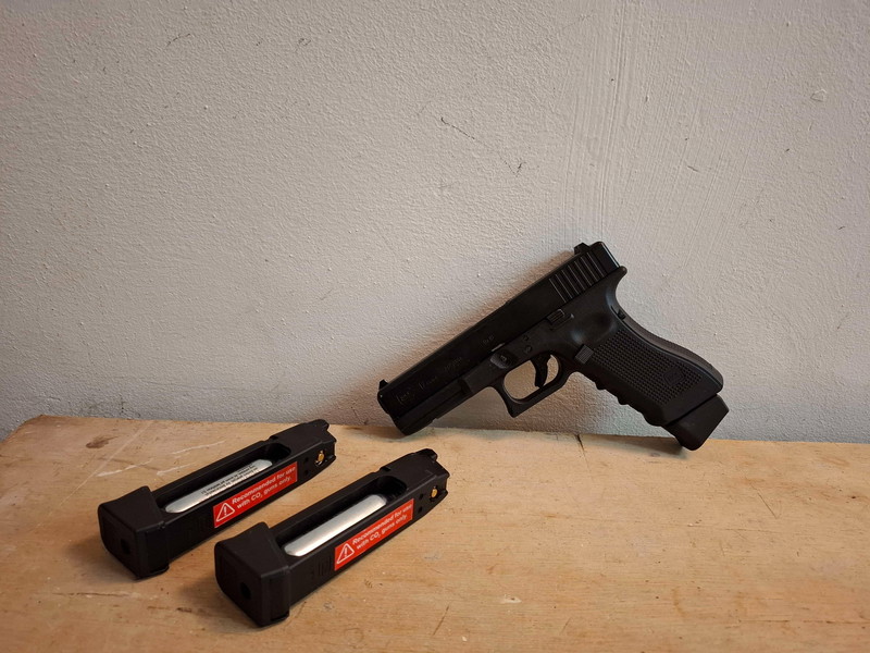 Imagen 1 de UMAREX / VFC Glock 17 Gen.4 Co2 - NIEUWSTAAT - 3 MAGS - F-MARK