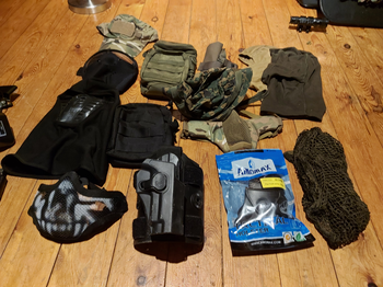 Afbeelding 4 van Plate carrier, pouches, hop up, springs, onderdelen...