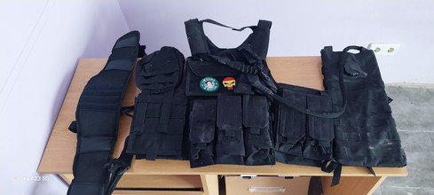 Afbeelding van Chaleco tactico molle completo negro con camelback y ceñidor