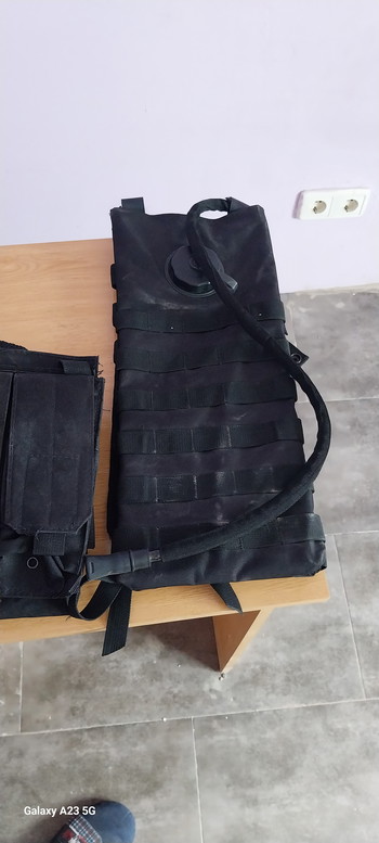 Afbeelding 3 van Chaleco tactico molle completo negro con camelback y ceñidor