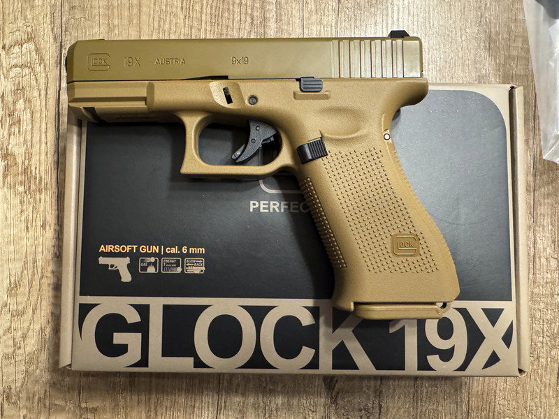 Afbeelding 1 van VFC Glock 19X Airsoft mit Metallschlitten GBB 6mm BB Coyote Tan