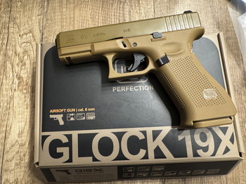 Afbeelding 2 van VFC Glock 19X Airsoft mit Metallschlitten GBB 6mm BB Coyote Tan