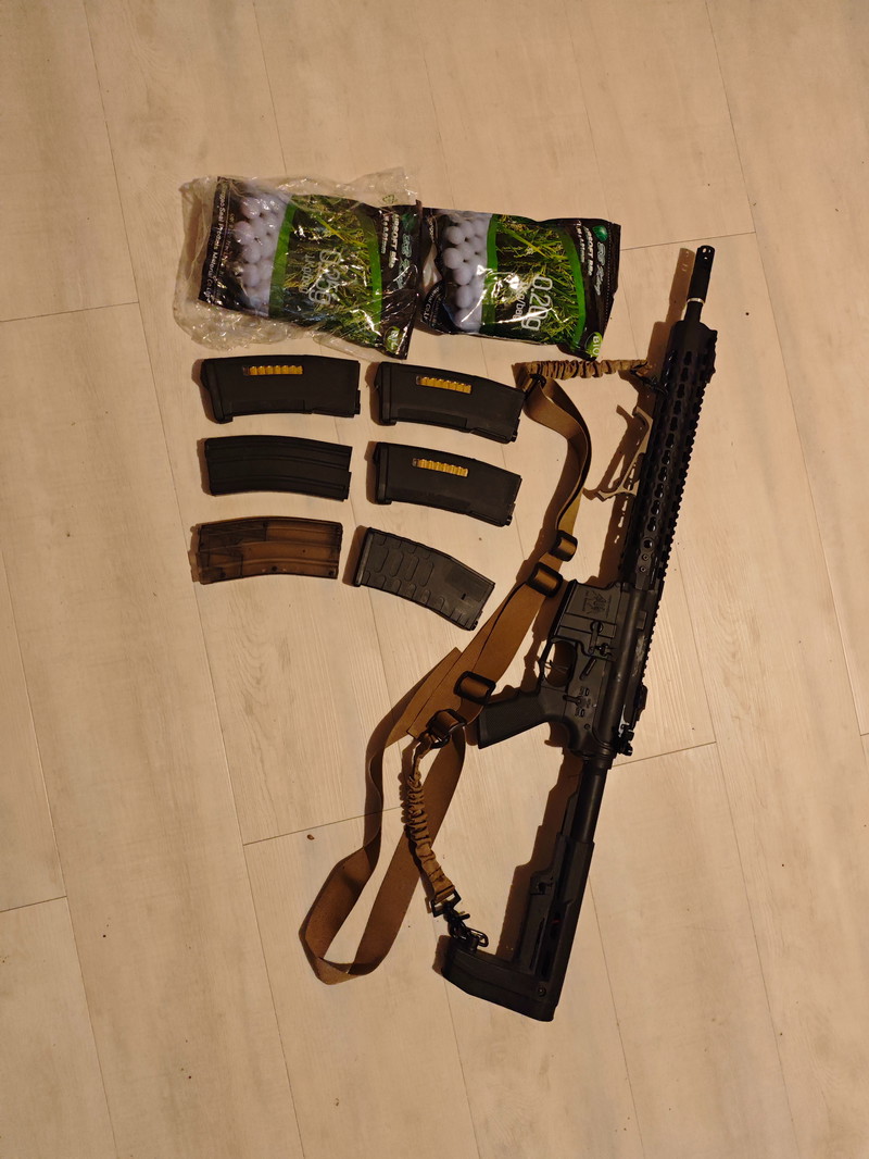 Imagen 1 de KeyMod Spyder 1,1 Joule, mit 2 Point sling, 2x1 kg BBs (0,20+0,25), 4 M4 midcap Magazine, 1 high Cap M4 Magazin und speed loader.