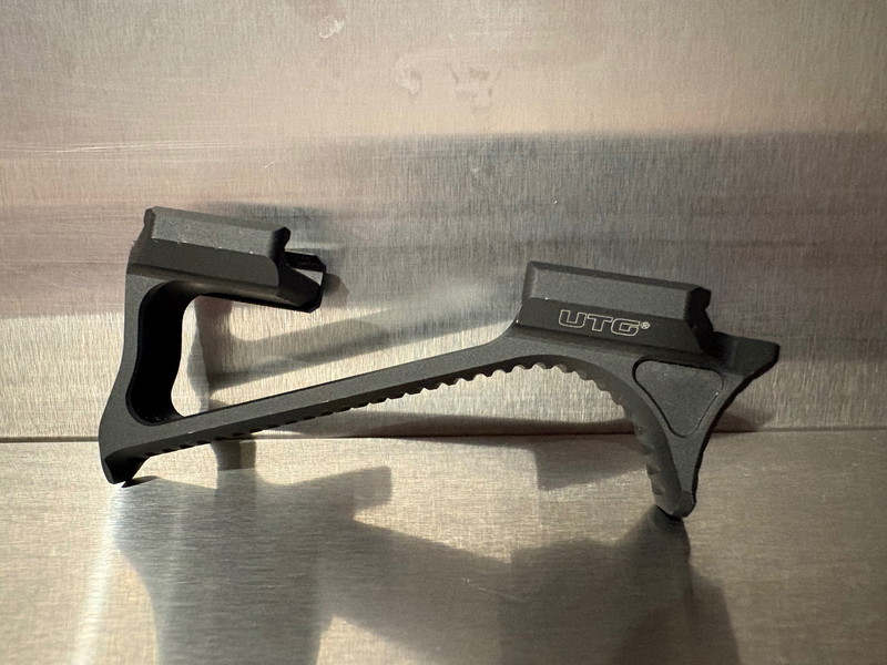 Afbeelding 1 van UTG Ultra Slim Angled Foregrip
