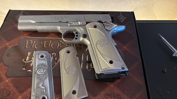 Afbeelding 3 van Airsoft Masterpiece STI Styled 1911 Aluminum Grip Plate Type 2 - TITANIUM GRAY