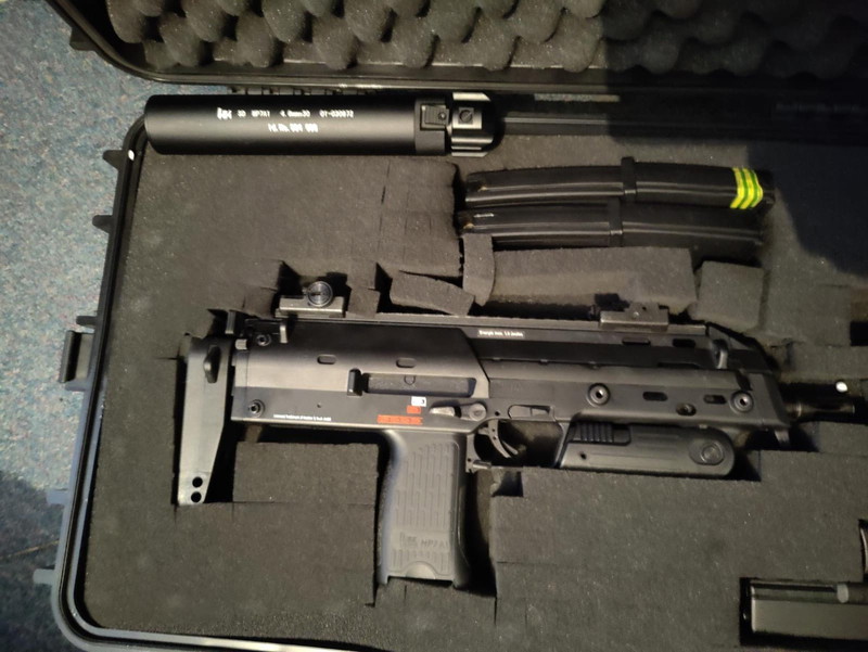 Afbeelding 1 van MP7 A1 (2 mags and QD Suppressor)