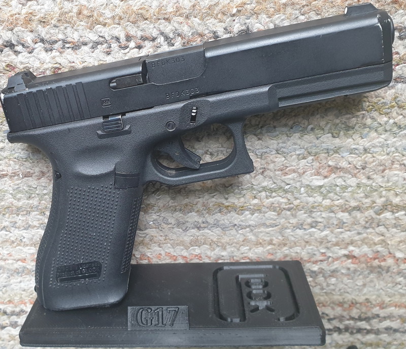 Afbeelding 1 van GLOCK 17 GEN5 | GBB | UMAREX + ORIGINELE  G17  GLOCK STAANDER