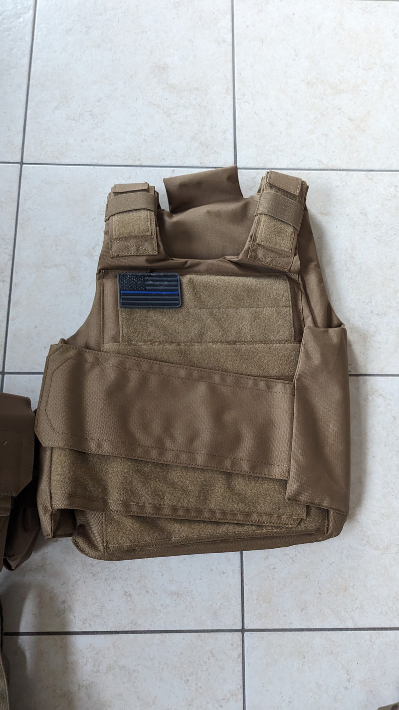 Image 1 pour Verschillende plate carriers,broeken,puches enz.