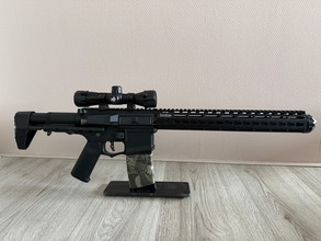 Afbeelding van NIEUW: Ares Amoeba M4 AEG + Scope, Sling, Display Stand  & MEER!