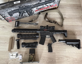 Image pour NIEUW: Ares Amoeba M4 AEG + Scope, Sling, Display Stand  & MEER!