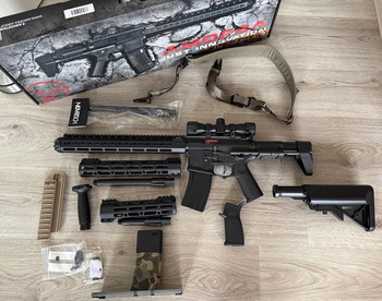 Imagen 2 de NIEUW: Ares Amoeba M4 AEG + Scope, Sling, Display Stand  & MEER!