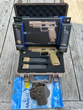 Afbeelding van SIG AIR Proforce Sig Sauer P320 M17 CO2 and green gas mags, with case and holster