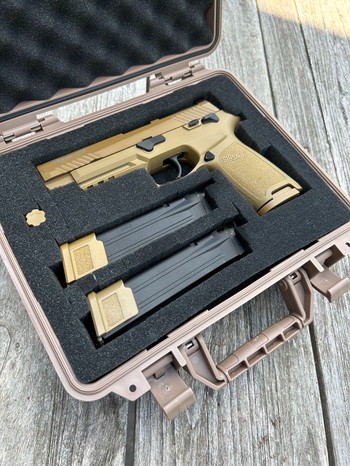 Imagen 2 de SIG AIR Proforce Sig Sauer P320 M17 CO2 and green gas mags, with case and holster