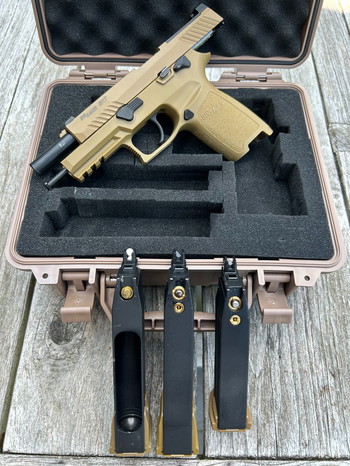 Imagen 3 de SIG AIR Proforce Sig Sauer P320 M17 CO2 and green gas mags, with case and holster