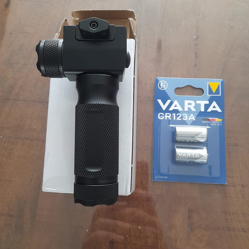 Afbeelding 1 van Tactical vertical foregrip met laser en zaklamp