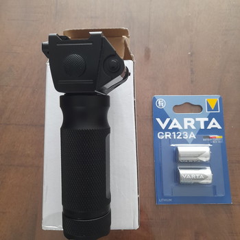 Afbeelding 2 van Tactical vertical foregrip met laser en zaklamp