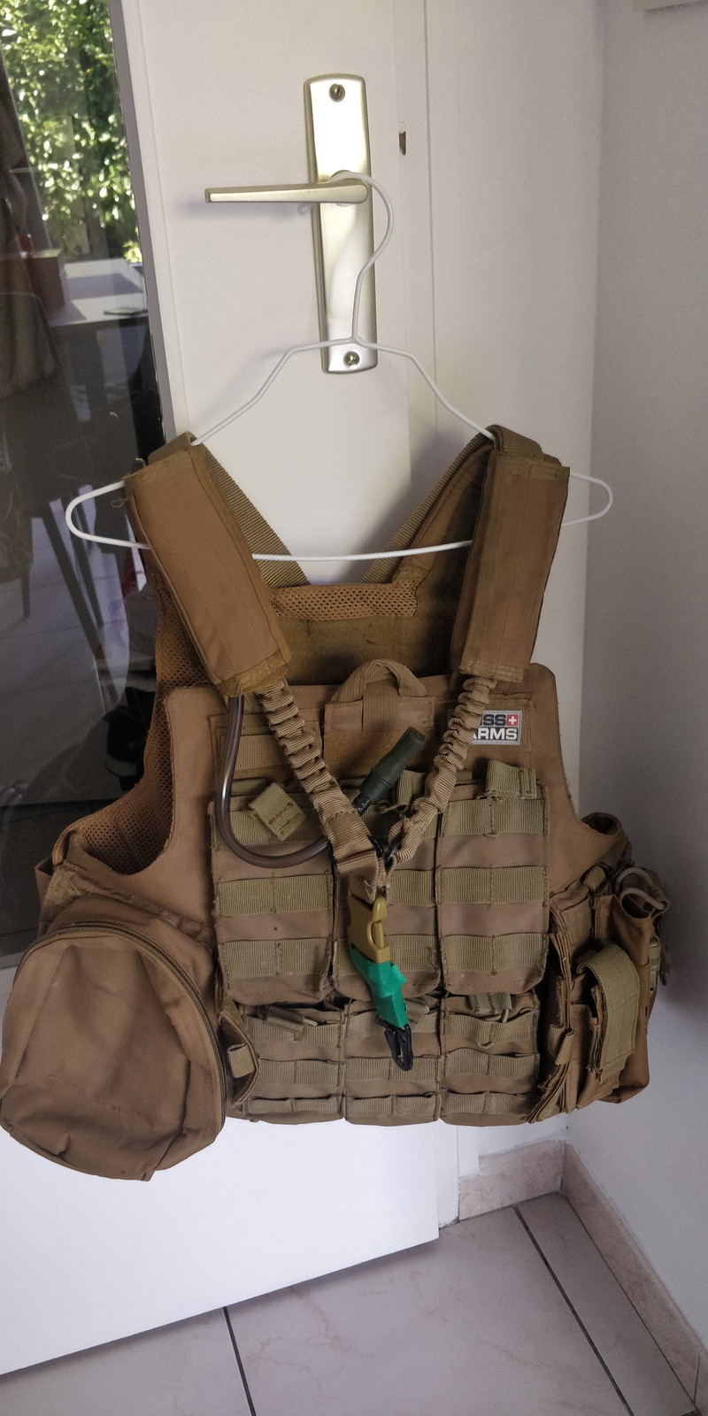 Image 1 pour Gilet Tactique Swiss Arms + sangle 1 point a ressort + gourde 2 litres + sac transport molly