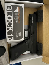 Afbeelding van Glock 17 gen 5 MOS tekoop met holster en een magazijn.