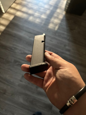 Afbeelding 2 van Glock 17 gen 5 MOS tekoop met een magazijn. En nog een magazijn waarvan alleen 1 rubber weg is.